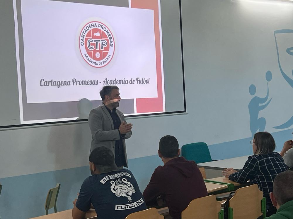 Javier Orihuela dando una charla en la academia de fútbol Cartagena Promesas